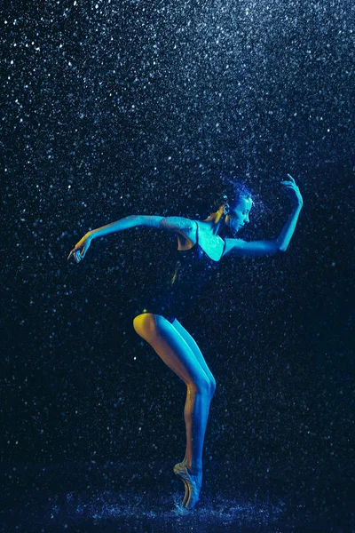 Two young female ballet dancers under water drops — Stock Photo, Image