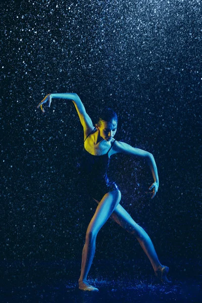 Twee jonge vrouwelijke balletdansers onder water druppels — Stockfoto