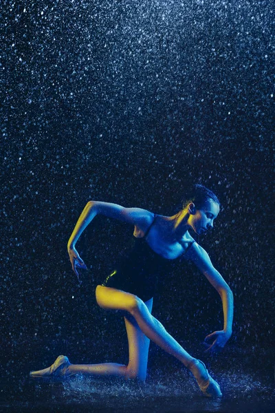 Dua penari balet perempuan muda di bawah air tetes — Stok Foto