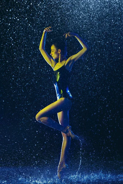 Dwie młode kobiece tancerki baletowe pod wodą krople — Zdjęcie stockowe
