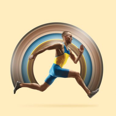 Sarı stüdyo arka planında koşan ya da koşu yapan genç beyaz bir adam..