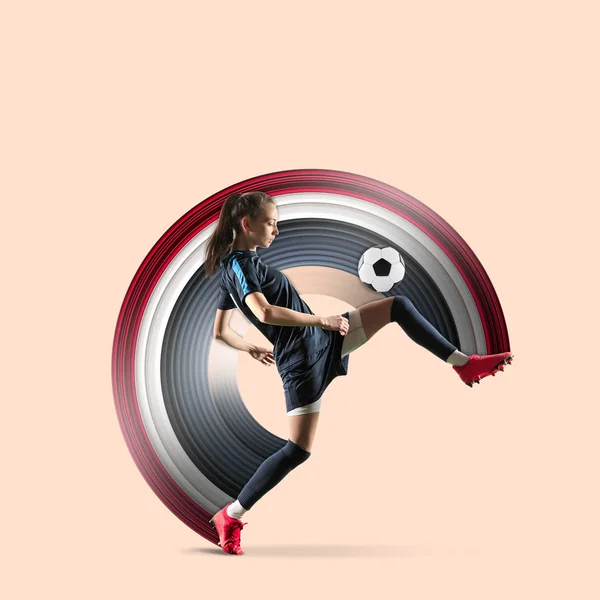 Vrouwelijke voetbal of voetballer schoppen bal — Stockfoto