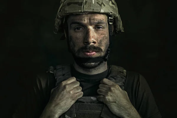 Retrato de un joven soldado —  Fotos de Stock