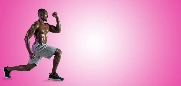 年轻的非洲裔美国健美运动员接受粉红背景的训练 — 图库照片