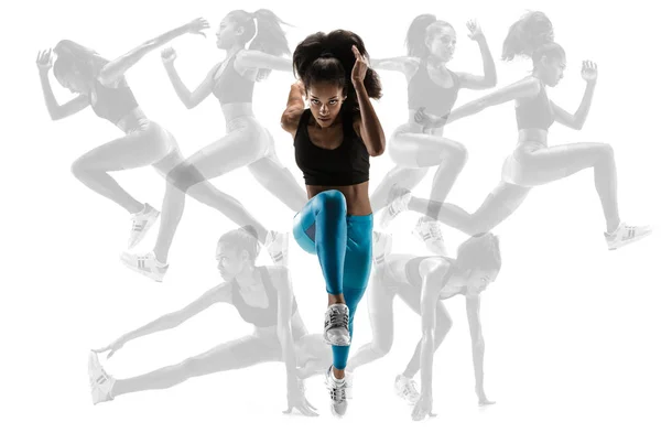 Fiatal afrikai nő futó vagy kocogás elszigetelt kék stúdió háttér. — Stock Fotó