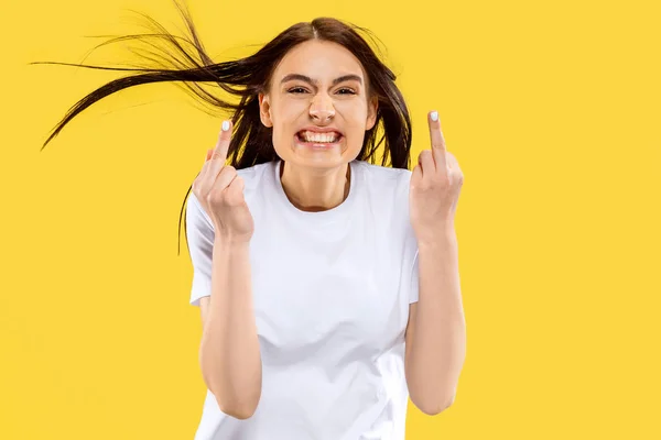 Retrato de mujer hermosa aislada sobre fondo de estudio amarillo —  Fotos de Stock