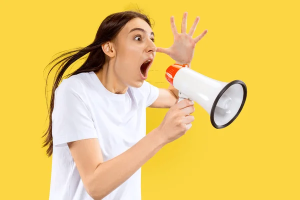 Retrato de mulher bonita isolada no fundo do estúdio amarelo — Fotografia de Stock