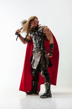 Cosplaying Thor adam beyaz stüdyo arka plan izole