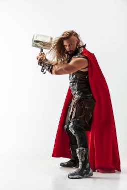 Cosplaying Thor adam beyaz stüdyo arka plan izole
