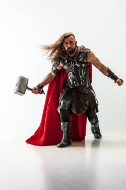 Cosplaying Thor adam beyaz stüdyo arka plan izole