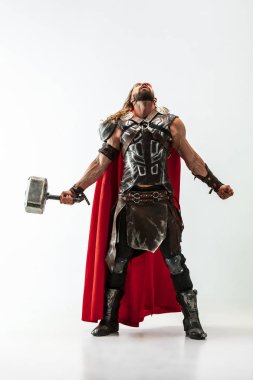 Cosplaying Thor adam beyaz stüdyo arka plan izole