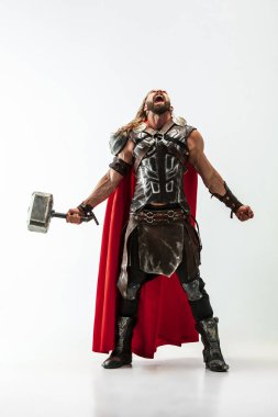 Cosplaying Thor adam beyaz stüdyo arka plan izole