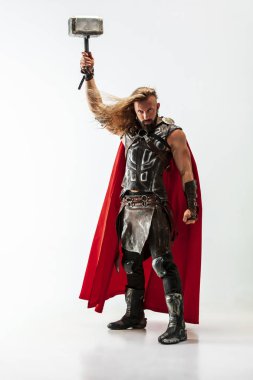Cosplaying Thor adam beyaz stüdyo arka plan izole