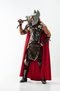Cosplaying Thor adam beyaz stüdyo arka plan izole