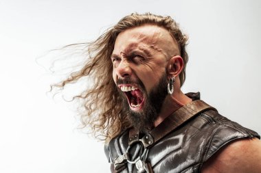 Cosplaying Thor adam beyaz stüdyo arka plan izole