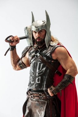 Cosplaying Thor adam beyaz stüdyo arka plan izole