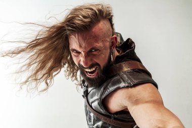 Cosplaying Thor adam beyaz stüdyo arka plan izole