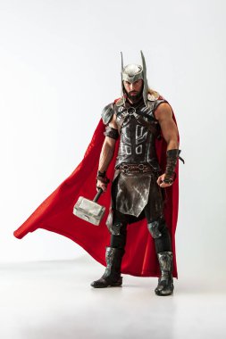 Cosplaying Thor adam beyaz stüdyo arka plan izole