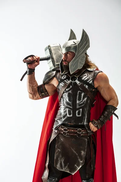 Man i cosplaying Thor isolerade på vit Studio bakgrund — Stockfoto