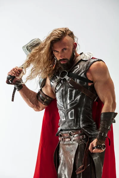 Man i cosplaying Thor isolerade på vit Studio bakgrund — Stockfoto