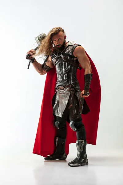 Uomo in cosplaying Thor isolato su sfondo bianco studio — Foto Stock