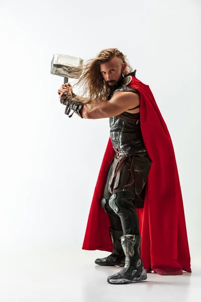 Man i cosplaying Thor isolerade på vit Studio bakgrund — Stockfoto