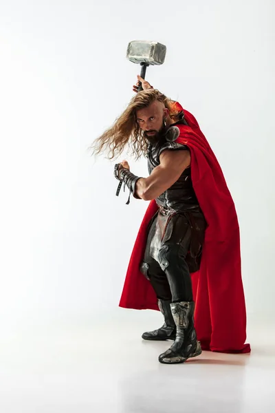 Homem em cosplay Thor isolado no fundo do estúdio branco — Fotografia de Stock
