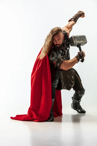Homem em cosplay Thor isolado no fundo do estúdio branco — Fotografia de Stock