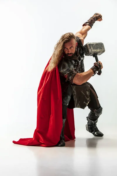 Férfi cosplaying Thor elszigetelt fehér stúdió háttér — Stock Fotó