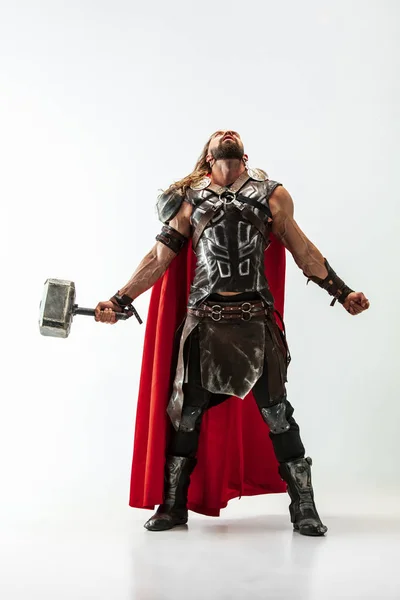 Man i cosplaying Thor isolerade på vit Studio bakgrund — Stockfoto