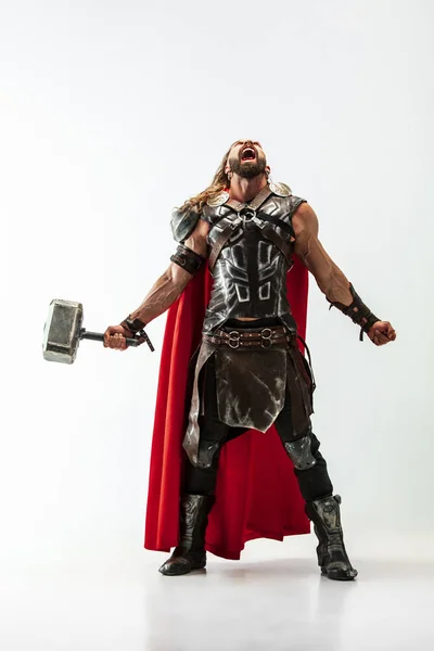 Homem em cosplay Thor isolado no fundo do estúdio branco — Fotografia de Stock