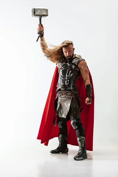 Cosplaying Thor adam beyaz stüdyo arka plan izole — Stok fotoğraf