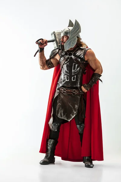 Man i cosplaying Thor isolerade på vit Studio bakgrund — Stockfoto