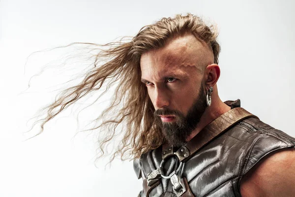 Férfi cosplaying Thor elszigetelt fehér stúdió háttér — Stock Fotó