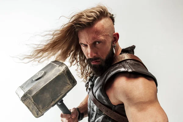 Cosplaying Thor adam beyaz stüdyo arka plan izole — Stok fotoğraf