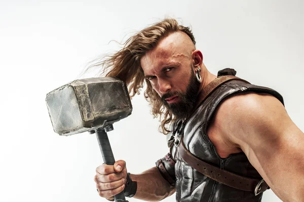 Férfi cosplaying Thor elszigetelt fehér stúdió háttér — Stock Fotó