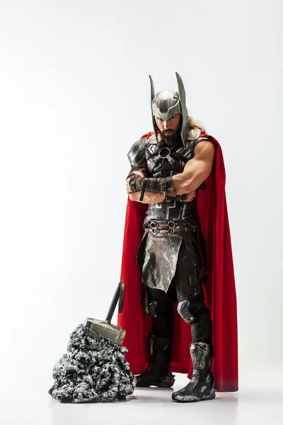 Člověk v kosející se Thor izolovaný na bílém studiovém pozadí — Stock fotografie