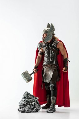 Cosplaying Thor adam beyaz stüdyo arka plan izole