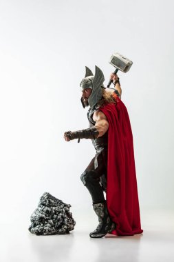 Cosplaying Thor adam beyaz stüdyo arka plan izole