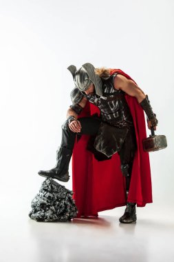 Cosplaying Thor adam beyaz stüdyo arka plan izole