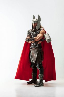 Cosplaying Thor adam beyaz stüdyo arka plan izole