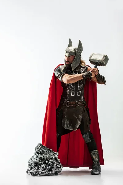 Cosplaying Thor adam beyaz stüdyo arka plan izole — Stok fotoğraf