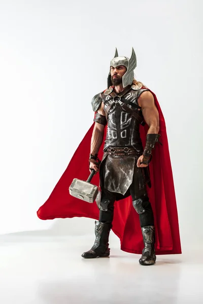 Férfi cosplaying Thor elszigetelt fehér stúdió háttér — Stock Fotó