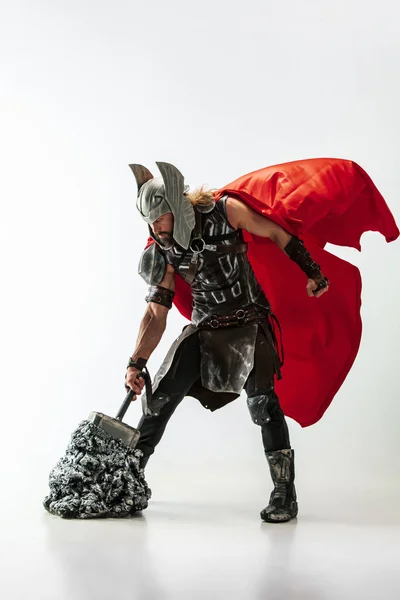 Homem em cosplay Thor isolado no fundo do estúdio branco — Fotografia de Stock