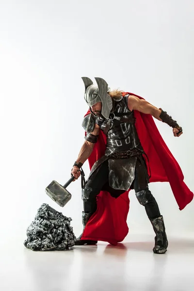 Man i cosplaying Thor isolerade på vit Studio bakgrund — Stockfoto