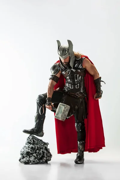 Uomo in cosplaying Thor isolato su sfondo bianco studio — Foto Stock