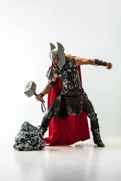 Člověk v kosející se Thor izolovaný na bílém studiovém pozadí — Stock fotografie