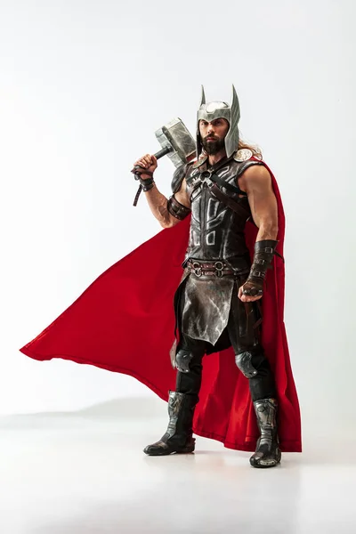 Hombre en cosplaying Thor aislado sobre fondo blanco del estudio — Foto de Stock