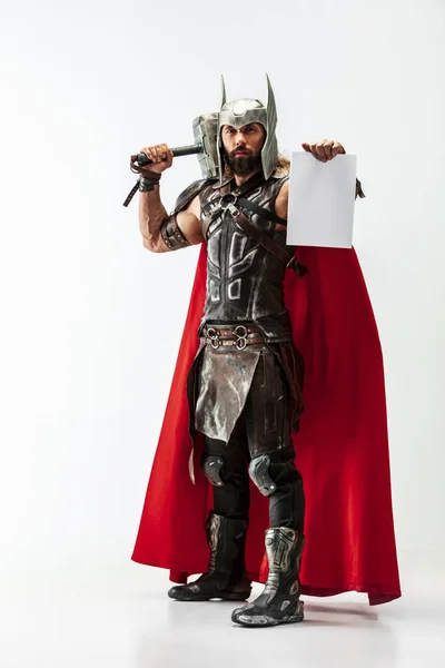 Uomo in cosplaying Thor isolato su sfondo bianco studio — Foto Stock