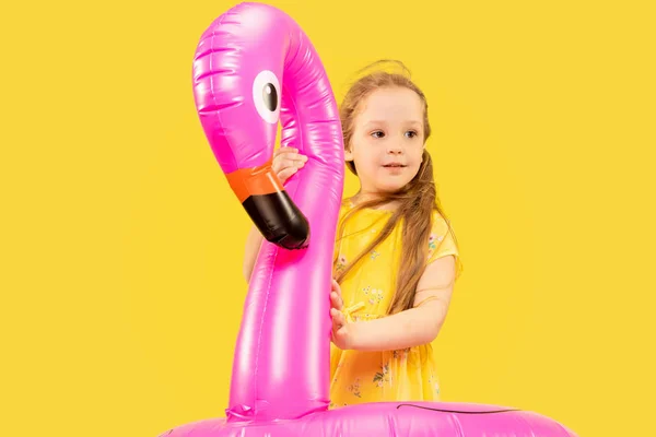 Linda menina emocional isolado no fundo amarelo — Fotografia de Stock